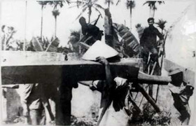 Hiến quan tài lát đường xe vượt hố bom ra trận