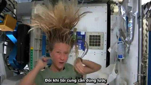 Video: Phi hành gia gội đầu trong không gian thế nào?