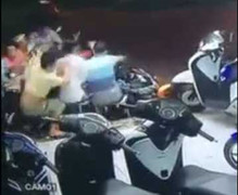 Bàn nhậu bị xe máy tông tan nát trên hè phố