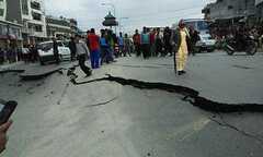 Kinh hoàng đường tách đôi vì động đất ở Nepal