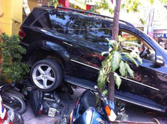 Nữ tài xế Việt lùi thốc chiếc xe sang, tan nát cửa hàng