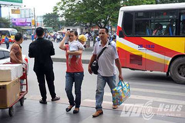 Người dân tấp nập rời Thủ đô về quê nghỉ lễ