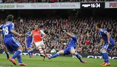 Clip: Cahill chơi bóng bằng tay, Arsenal mất oan phạt đền