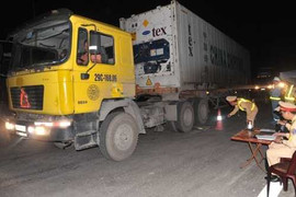 Xe quá tải giả vờ dừng đỗ, trốn CSGT trên cao tốc