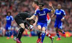 Clip: Fabregas ngã vờ đòi 11m