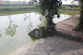 Cùng mẹ đến nhà văn hóa, bé trai rơi xuống hồ tử vong