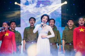 Phạm Thu Hà lay động khán giả với liên khúc nhạc cách mạng