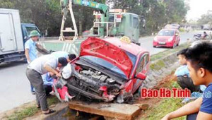 Tài xế ngủ gật, taxi lao xuống mương như phim