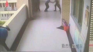 Kinh hoàng học sinh nhảy từ ban công tầng 4 xuống