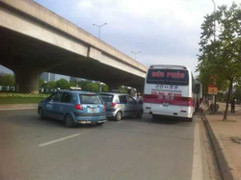 Xe khách làm loạn trước cửa bến xe Mỹ Đình ngày đầu nghỉ lễ