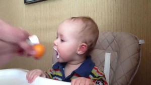 Cười vỡ bụng ông bố nghĩ ra cách 'độc' cho cậu con trai lười ăn ăn bột