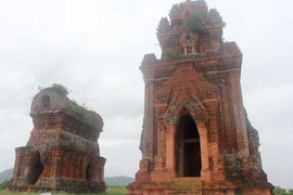 Ai đã đối xử thô bạo với tuyệt tác tháp cổ Champa ở Bình Định?