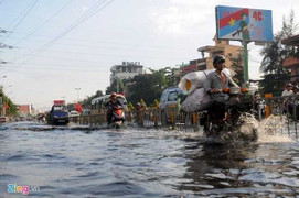 Mưa lớn ở TP.HCM, nhiều đường phố thành sông