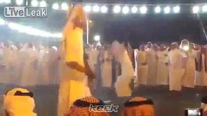 Suýt mất đầu vì trò bắn súng kỳ lạ