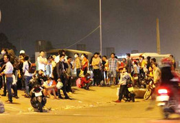 Người Hà Nội, TP.HCM vạ vật trắng đêm chờ tàu xe về quê