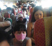 Sốc với cảnh xe khách 45 chỗ nhét hơn 90 người về quê nghỉ lễ 30/4