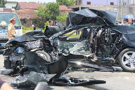 Xe giường nằm tông nát xe con, 4 người thiệt mạng