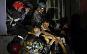 Động đất Nepal: Bị vùi lấp 3 ngày, phải uống nước tiểu để sống