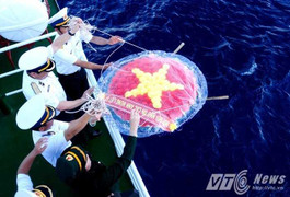 Hàng trăm người tưởng niệm các liệt sỹ Trường Sa giữa Biển Đông