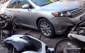 Hà Nội: Tài xế ngủ quên khi lái xe, ô tô lao lên vỉa hè