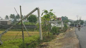 Cuồng phong hạ gục hơn chục cột điện ở Buôn Ma Thuột