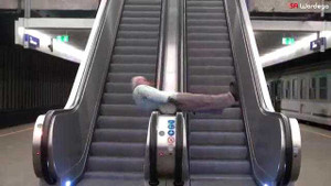 Cụ già quậy tưng nơi công cộng, bảo vệ ngán ngẩm