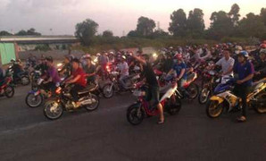 Hàng trăm xe đi 'bão' theo xe 'cọp' làm náo loạn đường phố