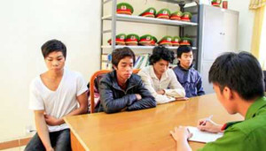 Uống rượu say, 4 thanh niên đánh trưởng công an xã bất tỉnh