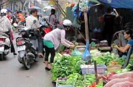 Dịch vụ đi chợ thuê 'hốt bạc' ngày nắng nóng