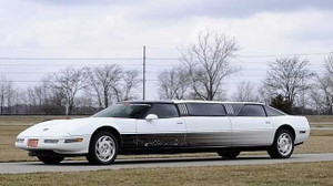 Choáng với Chevrolet Corvette Limousine 'dài ngoằng'