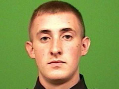 Cảnh sát Mỹ bị bắn trúng đầu khi đang ngồi trong ô tô