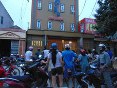 Trung úy CSGT bị đâm trước cửa quán karaoke