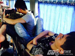 Xe nhồi nhét hàng chục khách, tăng giá vé vẫn 'băng băng' trên đường