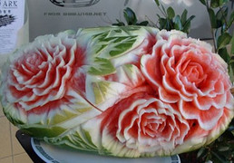 Tỉa hoa hồng bằng dưa hấu đơn giản mà tuyệt đẹp