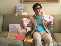 Thành Long khoe quà, tiền mừng sinh nhật phủ kín ghế sofa