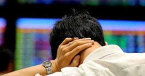 Thị trường chứng khoán lao dốc không phanh, nhà đầu tư 'chết đứng'