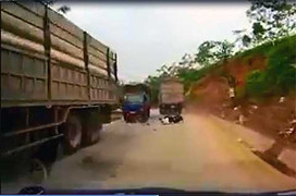 Clip: Nữ quái chạy tốc độ cao, 'làm xiếc' trước mũi ô tô gặp nạn