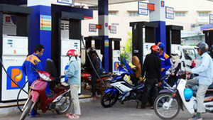 Loạn thông tin giá xăng dầu trước giờ điều chỉnh