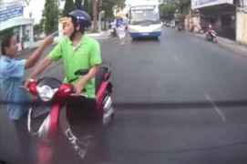 TP.HCM: 'Đánh võng' trước xe buýt, bị vả liên tiếp vào mặt