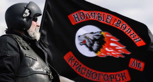 Đội 'Sói đêm' đặt vòng hoa tại Tượng đài anh hùng Hồng quân Liên Xô