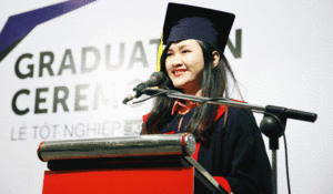 Bài phát biểu xúc động của nữ thủ khoa xinh xắn, mồ côi