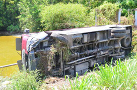 Xe khách lao xuống ao rồi lật nghiêng, hành khách hoảng loạn