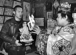 Bí ẩn trò ma cuốn hút phụ nữ của tên thầy bùa bệnh hoạn