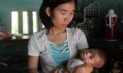 Mẹ ôm con gào khóc, xin tiền ở ga tàu: Sẽ mổ tim miễn phí cho cháu bé