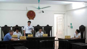 Bi hài bị cáo 'không thèm' đến tòa