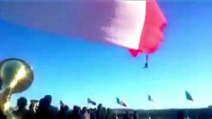 Clip: Gió mạnh thổi bay một binh sỹ lên không trung