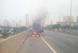 Hà Nội: Xe tải nổ rồi cháy dữ dội tại đường trên cao