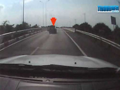 Ô tô rượt đuổi náo loạn trên đường cao tốc