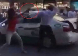 Clip: Cô gái dùng chai thủy tinh đập vào đầu tài xế taxi