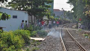 Hãi hùng phát hiện thi thể bể đầu bên đường sắt